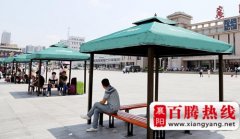 这个夏天襄阳的旅客有福了，火车站为旅客安装遮阳棚